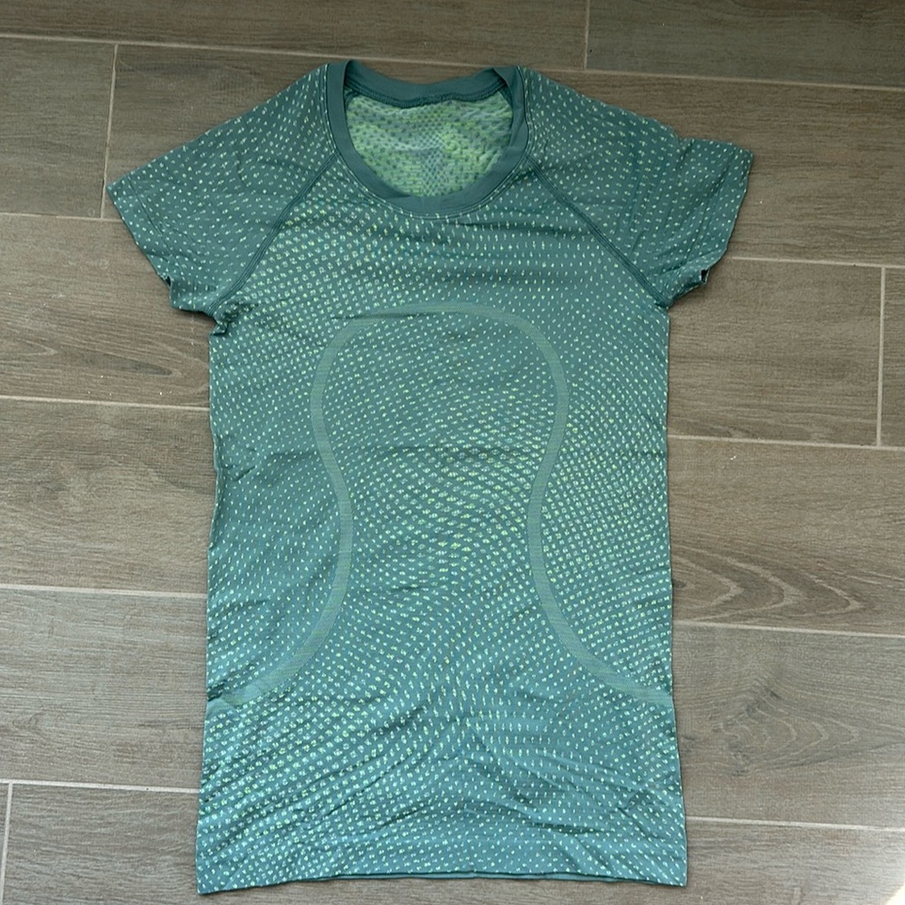 Lululemon Swiftly Tech Short Sleeve 2.0- size 6